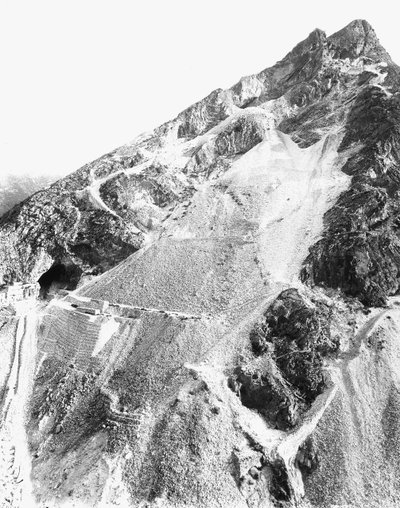 De kliffen van een marmergroeve, in de Apuanische Alpen (zw/w foto) door A. Corsini