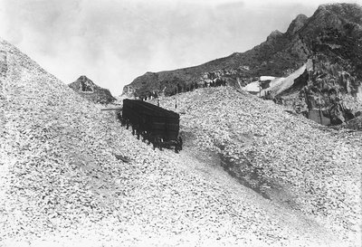 Transport van een enorm konvooi met marmer, langs een weg bij een groeve in de Apuanische Alpen, Toscane (zw/w foto) door A. Corsini