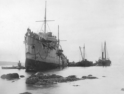 HMS Flora Aan de Grond in 1903 door A. Edward Jones and Co.