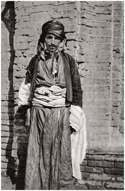 Een Koerdische stamgenoot uit Zuid-Koerdistan, Irak, 1925 door A. Kerim