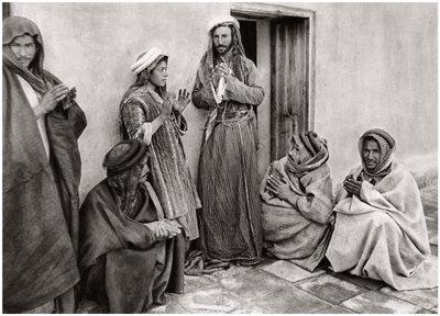 Een mullah die een gebed leert aan een jonge man, Irak, 1925 door A. Kerim