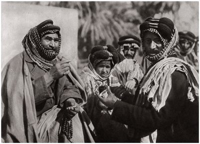 Een sjeik geniet van de beroemde Arabische koffie, Irak, 1925 door A. Kerim