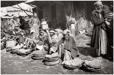 Suq El Khubur, een inheemse broodmarkt, Bagdad, Irak, 1925 door A. Kerim