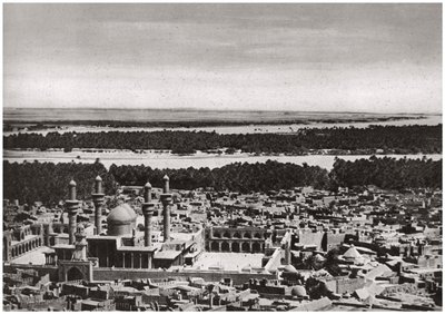 De Kadhimiya, de heilige stad nabij Bagdad, vanuit een vliegtuig, Irak, 1925 door A. Kerim