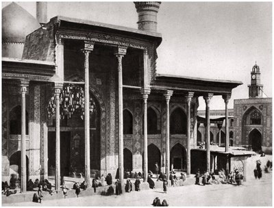 De toegangspoort van de Kadimain-moskee die leidt naar het graf van de Imam Moosa Al Kadim door A. Kerim
