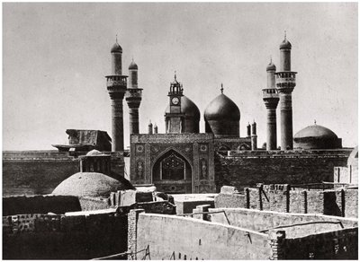 De gouden koepels en minaretten van de al-Kadhimiya Moskee, Bagdad, Irak, 1925 door A. Kerim