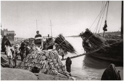 Lading lossen van een boot, Muhaila, Bagdad, Irak, 1925 door A. Kerim