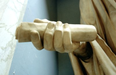 (detail) van een van de handen van een standbeeld van de Romeinse keizer Titus door A. Lorenzini