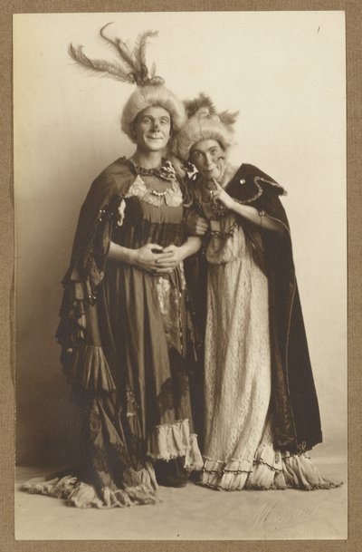 [Man en vrouw in kostuum, met gevederde hoeden]. door A. Louis Mojonier