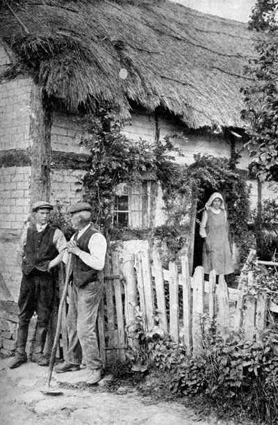 Twee mannen praten buiten een huisje, nabij Lucton, Herefordshire, ca. 1922 door A. W. Cutler