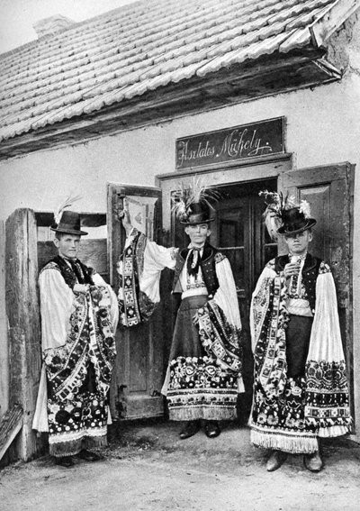 Jonge priesters in kostuum op het platteland van Hongarije, 1926 door A. W. Cutler