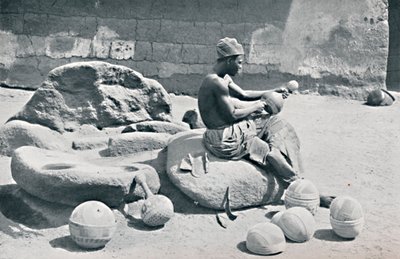 Een Yoruba-man graveert kleischalen en waterkruiken, Lagos binnenland, Zuid-Nigeria, 1912 door A. W. Gelston