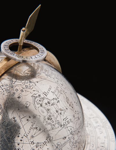 Twee uitzonderlijke aardse en hemelse globes, ondersteund door Hercules en Atlas, Augsburg door Abraham Drentwett