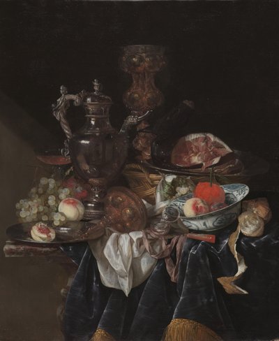 Zilveren wijnkan, ham en fruit door Abraham Hendricksz van Beyeren