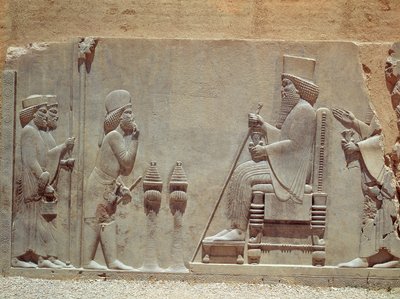 Een Medische officier brengt eer aan koning Darius I uit de Schatkamer, ca. 515 v.Chr. door Achaemenid