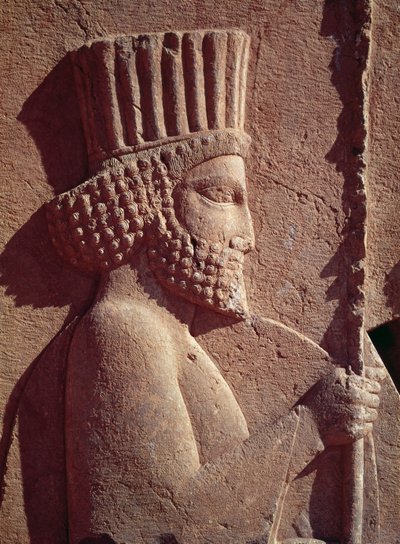 Detail van een Perzische soldaat, van de reliëffries op de oostelijke trap naar de Apadana door Achaemenid