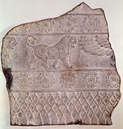 Fragment van laag reliëf met een wandelende leeuw door Achaemenid