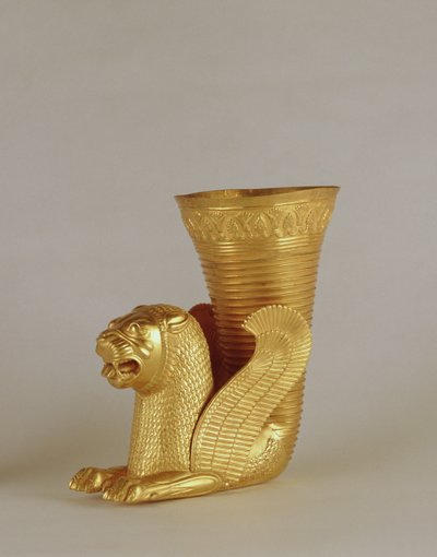 Rhyton in de vorm van een zittende leeuw-monster, uit Hamadan, Iran door Achaemenid