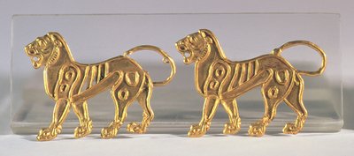Twee leeuwensequenties die op ceremoniële gewaden waren genaaid, uit Hamadan door Achaemenid