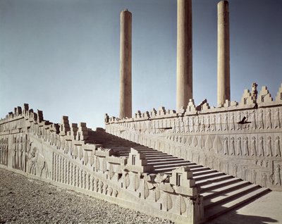 Uitzicht op de oostelijke trap van de Apadana (Audience Hall) ca. 515 v.Chr. door Achaemenid