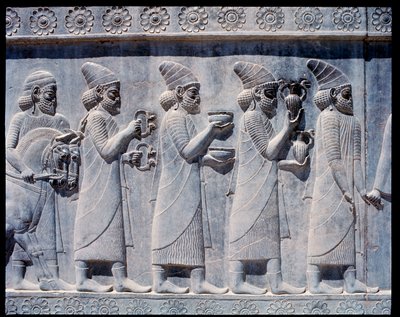 Zicht op de reliëfs van oostelijke trappen: Assyrische ambassadeurs brengen offers en geschenken door Achaemenid