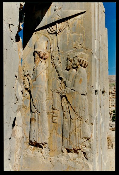 Xerxes (ca. 519-465 v.Chr.) en zijn bedienden betreden of verlaten het paleis, reliëf van de Hadish (privépaleis van Xerxes), ca. 480-70 v.Chr. door Achaemenid