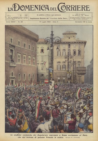 De wielerkoeriers van de Dopolavoro juichen de Duce toe, die vanaf het balkon door Achille Beltrame