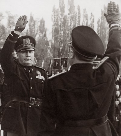 Benito Mussolini eert een fascistische ambtenaar met een groet door Achille Villani
