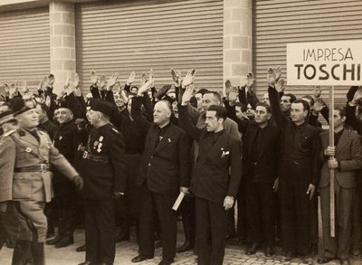 De bouwvakkers van het bedrijf Mauro Toschi fu Ulisse, groeten de Duce Benito Mussolini tijdens de Inhuldiging van de gebouwen van het Koninklijk Vliegveld 