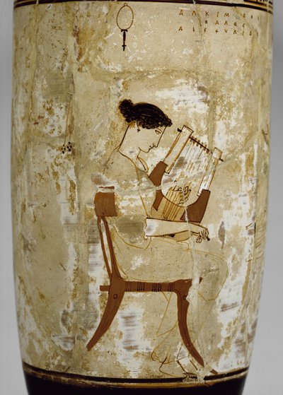Attische witgrond lekythos versierd met een vrouw die een cithara bespeelt (geglazuurd terracotta) door Achilles Painter