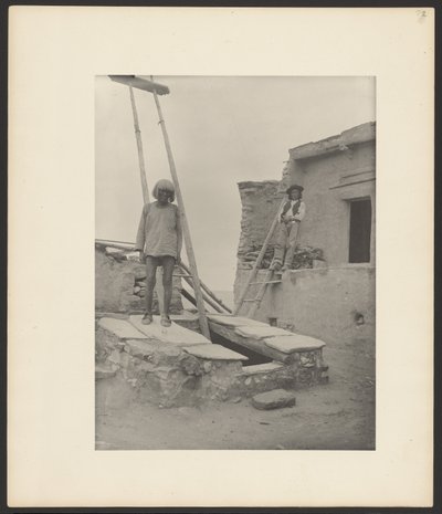 Oude man bij ingang van Kiva, Walpi door Adam Clark “A. C.” Vroman