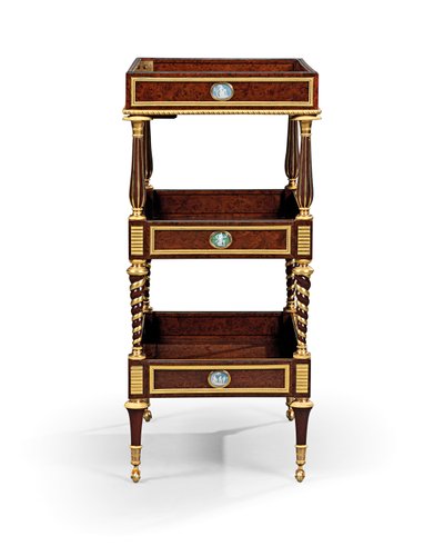 Late Louis XVI vergulde en cameo-gemonteerde burr yew hout en mahonie table travailleuse door Adam Weisweiler