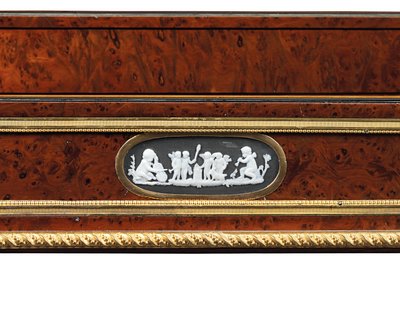 Late Louis XVI ormolu en cameo-gemonteerde burr yew hout en mahonie tafel travailleuse door Adam Weisweiler