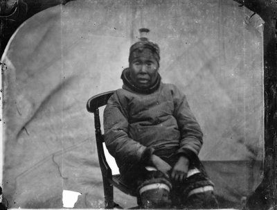 Een oudere Inuk-vrouw zittend in een stoel door Admiral Edward Augustus Inglefield