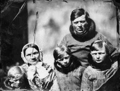 Deense ambtenaar (Hans Elberg) en familie door Admiral Edward Augustus Inglefield