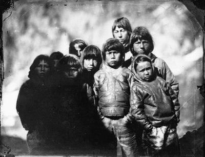 Groepsportret van Inuit-jongens door Admiral Edward Augustus Inglefield