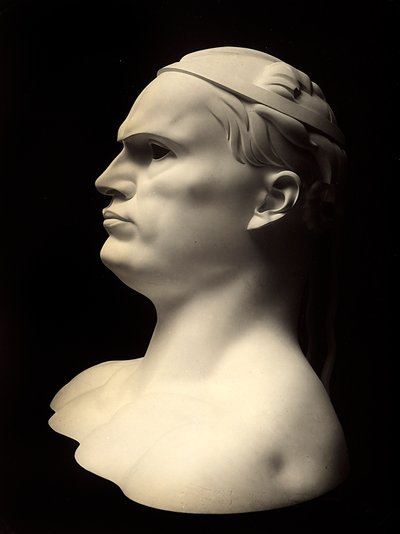 Buste die het portret van Benito Mussolini afbeeldt, werk van Adolfo Wildt door Adolfo Wildt