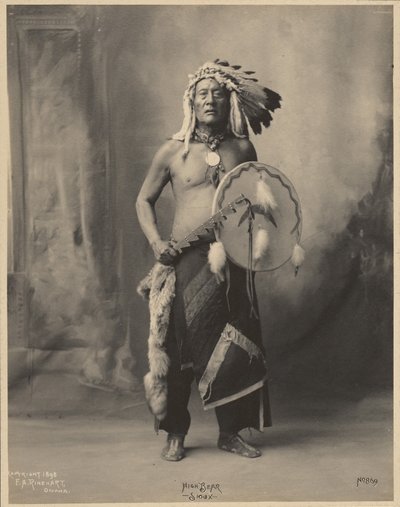 [High Bear, van het Oceti Sakowin Oyate].
 door Adolph F. Muhr