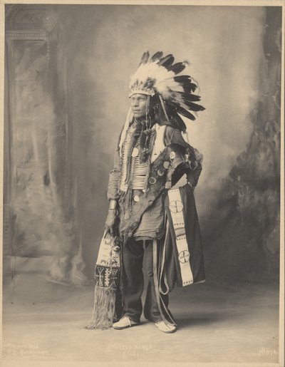 [Gevlekt Paard, van het Oceti Sakowin Oyate Volk].
 door Adolph F. Muhr