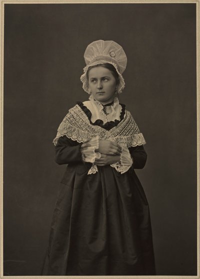 Vrouw in Lorraine-kleding, ca. 1860s-70s door Adolphe Braun