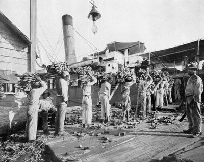 Bananen laden, Port Antonio, Jamaica, ca. 1905 door Adolphe Duperly and Son