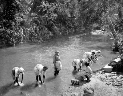 Vrouwen die kleding wassen in de rivier, Port Antonio, Jamaica, ca. 1905 door Adolphe Duperly and Son