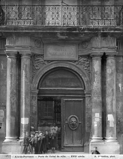 Groep schooljongens die het stadhuis verlaten, c.1890-99 door Adolphe Giraudon