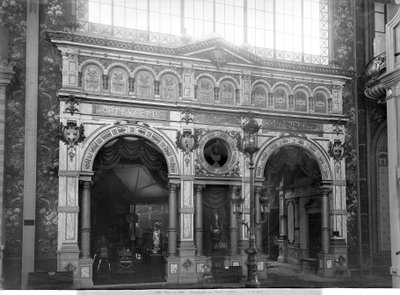 Portiek van het Zilversmidspaviljoen op de Wereldtentoonstelling, Parijs, 1889 door Adolphe Giraudon