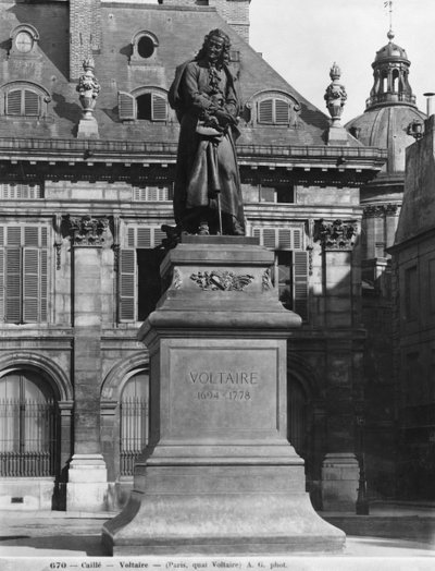 Standbeeld van Voltaire door Joseph Michel Caille (1836-81) Quai Voltaire, eind 19e eeuw door Adolphe Giraudon