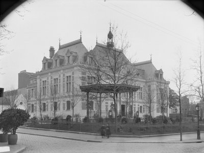 Stadhuis, c.1886-90 door Adolphe Giraudon