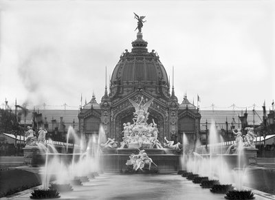 Uitzicht op de Centrale Koepel en de Fontein Coutan, Wereldtentoonstelling, Parijs, 1889 door Adolphe Giraudon