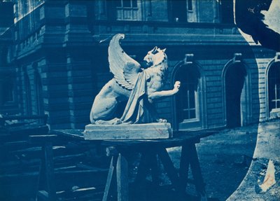 Beeldhouwwerk van een Griffioen op een Bouwplaats in Marseille door Adolphe Terris