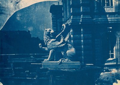 Beeldhouwwerk van een griffioen op een bouwplaats in Marseille door Adolphe Terris