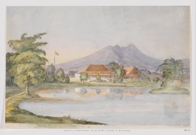 Gezicht op een huis met een Nederlandse vlag en vijver tegen een berg, West-Java door Adrianus Johannes Bik